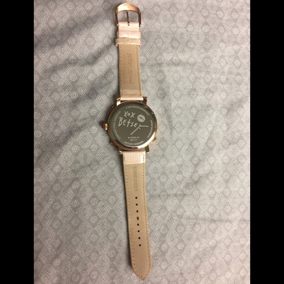 Betsey Johnson 🐝 QUEEN BEE WATCH FLORAL MOTIF - Picture 5 of 8